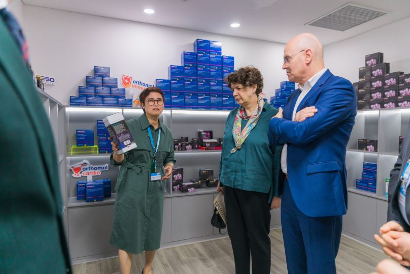 Đoàn khách thăm showroom Y tế và Dược phẩm