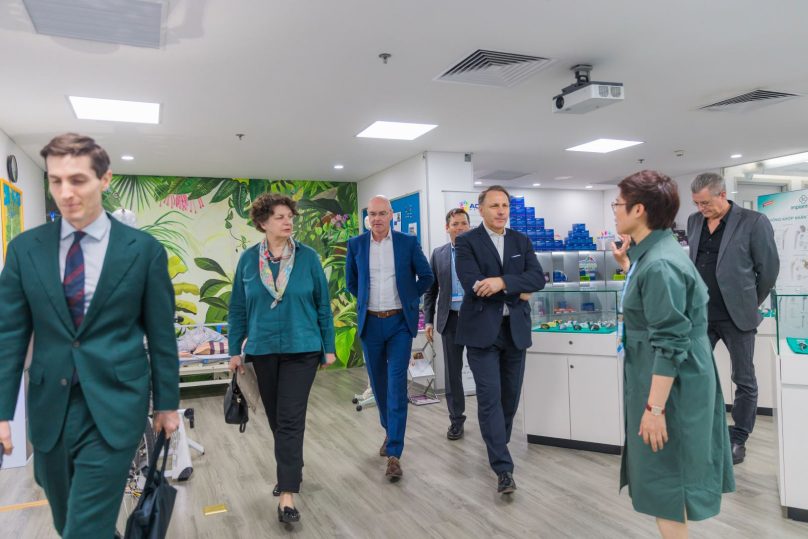 Đoàn khách tham quan văn phòng HANOI IEC